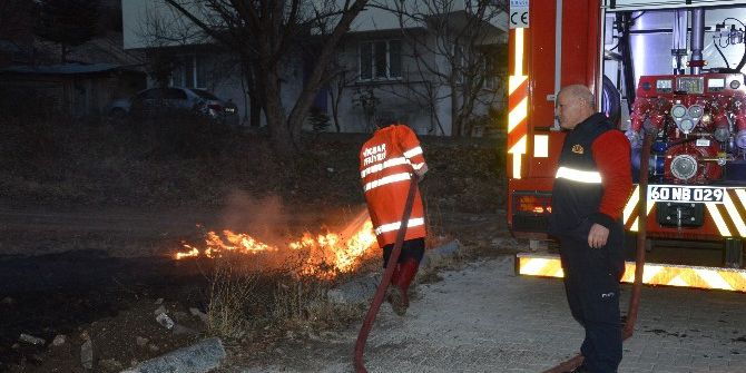 Niksar’da Mahalle Arasındaki Anız Yangını Korkuttu