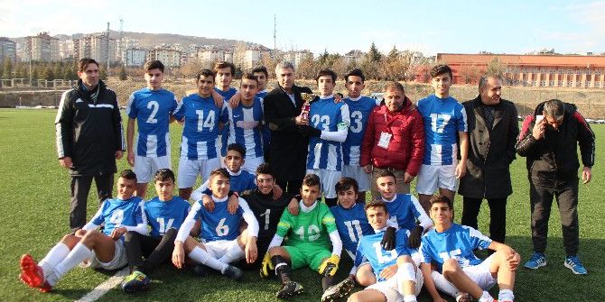 Elazığ’da U-17 Ve U-15 Ligi Şampiyonları Kupalarını Aldı