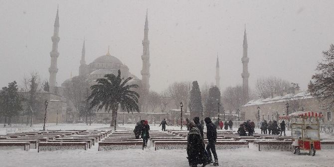 Sultanahmet Camii’nin Avlusunda Kızakla Kaydılar