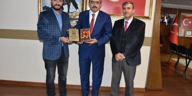 İhh’dan Başkan Alıcık’a Plaket