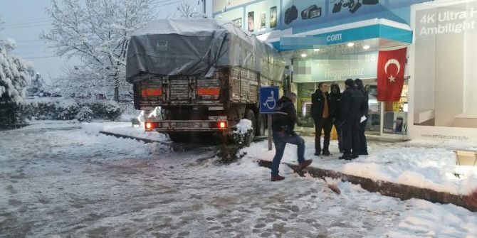 Telefonu Arıza Yapınca, Mağazaya Kamyonla Daldı