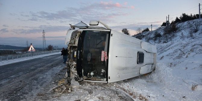 Akhisar’da Otobüs Şarampole Yuvarlandı