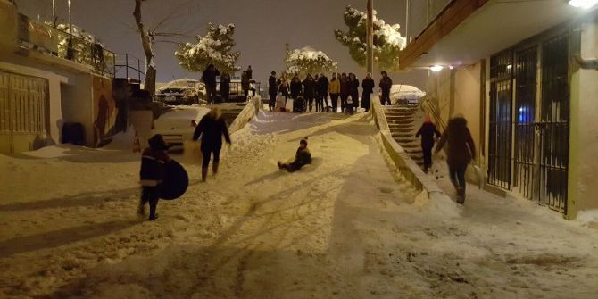 Karın Keyfini Kayarak Çıkardılar
