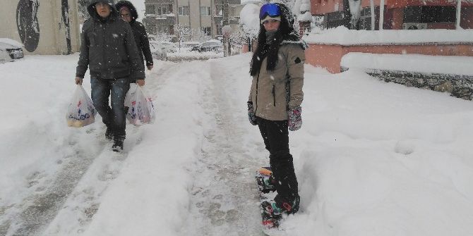 Şehrin Merkezinde Snowboard Keyfi