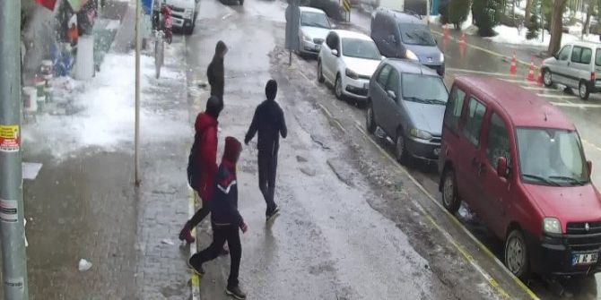 Vatandaşlar Düşen Kar Kütlesinden Son Anda Kurtuldu