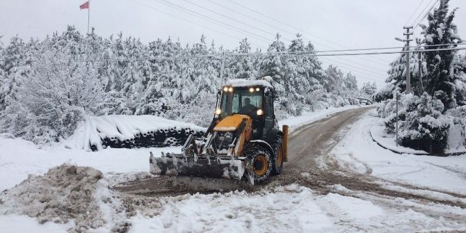 Ekipler Karla Mücadeleyi Aralıksız Sürdürüyor