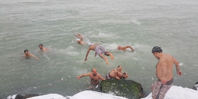 Kar Yağışı Altında Buz Gibi Denize Böyle Girdiler