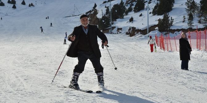 Ergan Kayak Merkezinde 76’lık Dedenin Kayak Keyfi
