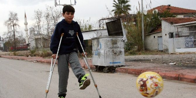 Suriye’de Bacağını Kaybeden 12 Yaşındaki Ali Futbolcu Olacak