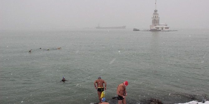 Manş Denizi’ndeki Yarışlara Hazırlanan Yüzücüler Kar Altında Denize Girdi