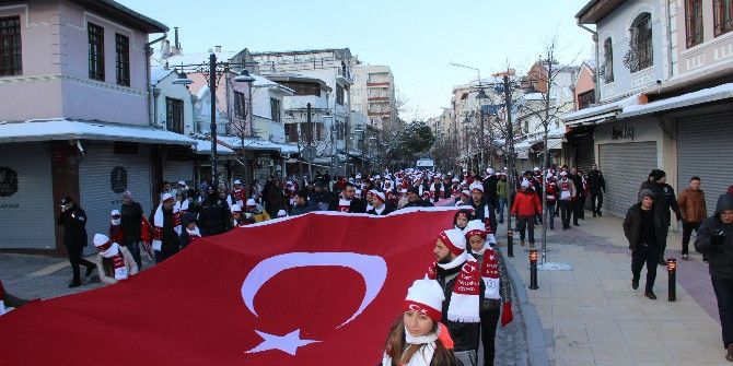 Türk Gençliği Kahraman Atalarının İzinde