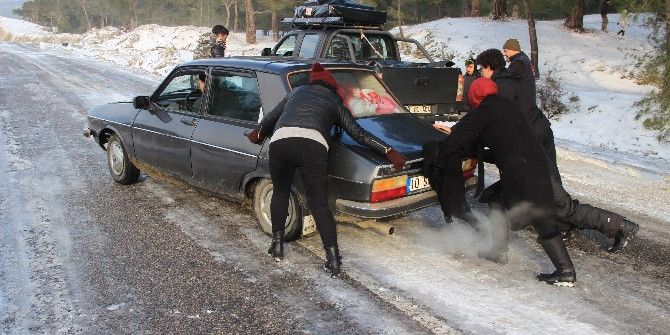 Buzlanma Sürücülere Zor Anlar Yaşatıyor