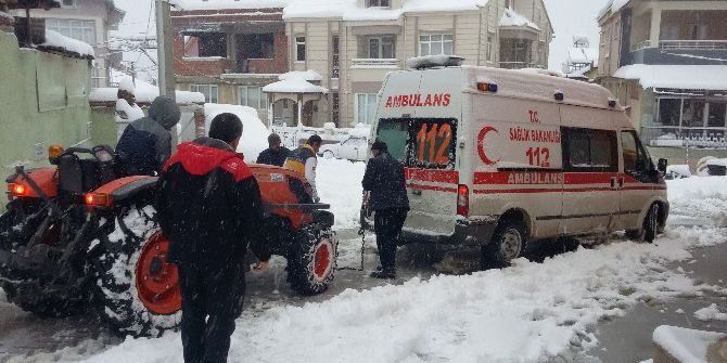 Yolda Kalan Ambulansı Köylüler Traktörle Kurtardı