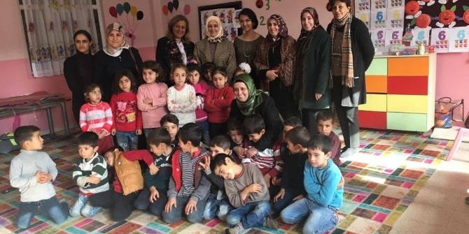 Ak Partili Kadınlardan Öğrencilere Yardım