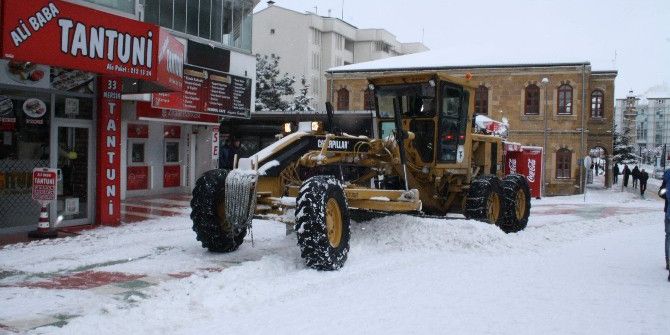 Kaldırımdaki Buzlar Greyderle Temizleniyor