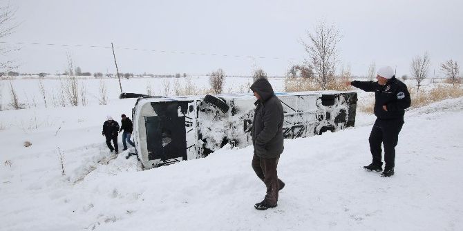 Yolcu Otobüsü Şarampole Devrildi