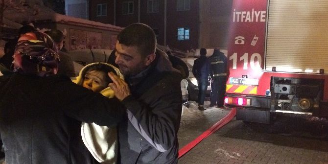 Apartmanda Çıkan Yangın Vatandaşları Sokağa Döktü