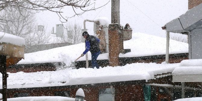 Bilecik’te Çatılarda Biriken Karlar Tehlike Arz Ediyor
