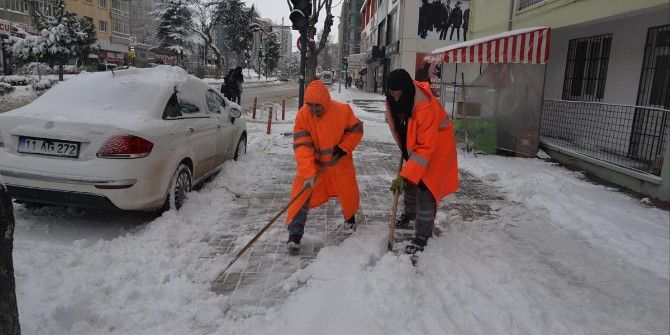 Karla Mücadele Çalışmaları İle Kaldırım Ve Yollar Temizlendi
