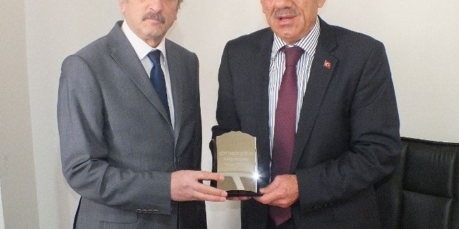 Aka Derneğinden Ağın Belediye Başkanı Serttaş’a Plaket