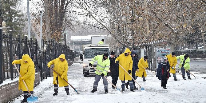 Başkent’te Karla Mücadele Devam Ediyor