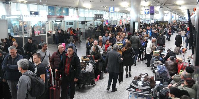 Atatürk Havalimanı’nda Yolcuların Bekleyişi Sürüyor