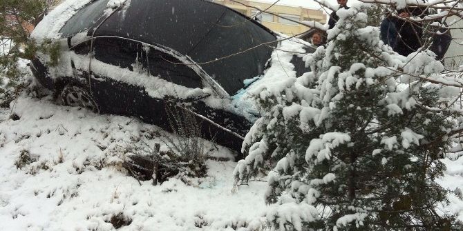 Yol Kenarına Uçan Araç, Alt Yola Düşmekten Son Dakikada Kurtarıldı