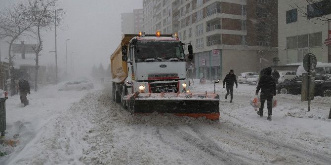 Belediye Ekipleri Esenyurt’u Kara Teslim Etmedi