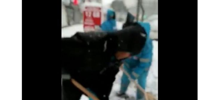 İşçiler Hem Türkü Söyledi Hem Kar Temizliği Yaptı