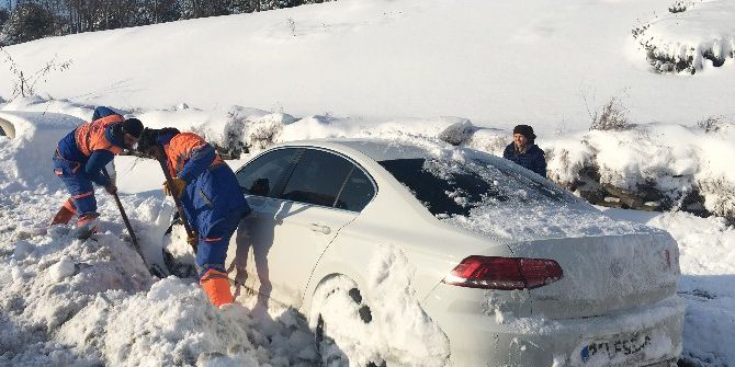 İbb Ekipleri, Yolda Kalan Araçlar İçin Seferber Oldu