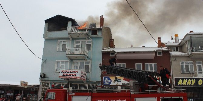 Tavşanlı’daki Çatı Yangını Korkuttu
