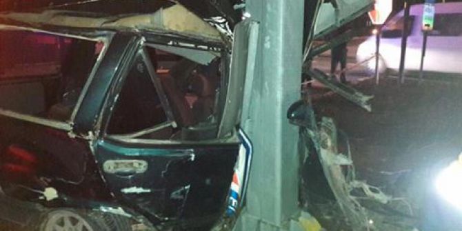 Kamyona Çarpan Otomobil İkiye Bölündü: 1 Ölü, 1 Yaralı