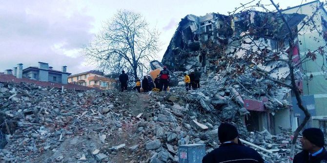 Yıkım Çalışması Yapılan Bina Çöktü Operatör Enkaz Altında Kaldı