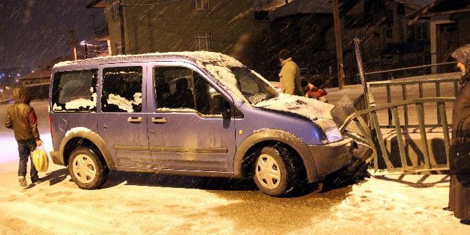 Buzlanan Yollarda Sürücüler Zor Anlar Yaşadı