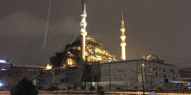 İstanbul’u Etkisi Altına Alan Kar Yağışı Sürüyor