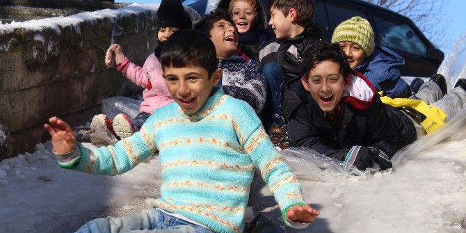 Bursa’da Okullar Tatil Olunca, Çocuklar Poşetle Kayak Keyfi Yaptı