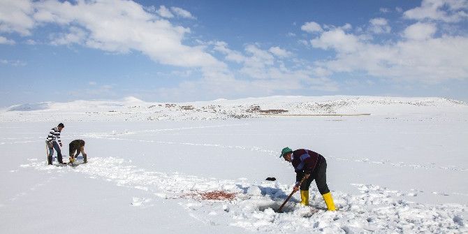 Buz Kaplı Gölde ‘Eskimo’ Usulü Balık Avı