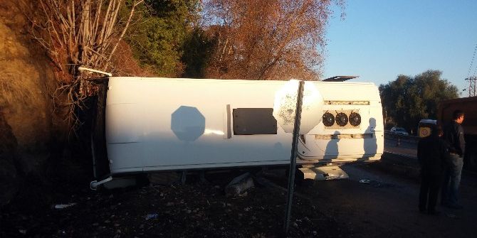 Antalya’da Otel Servisi Otomobille Çarpıştı: 1’i Ağır 16 Yaralı