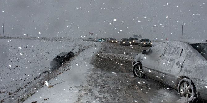 Kar Yağışı Zincirleme Kazaya Neden Oldu: 3 Yaralı