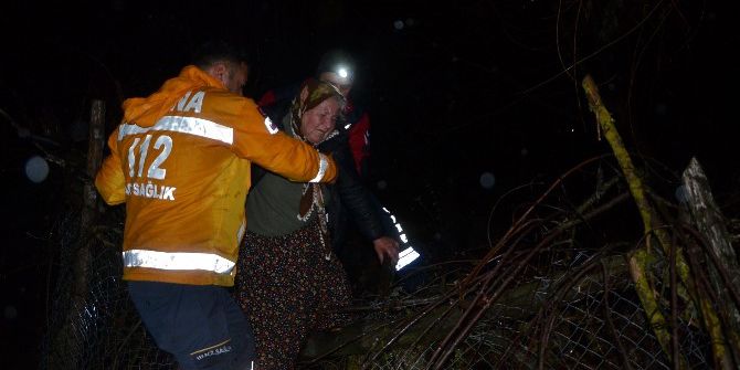 Taşkın Derede Mahsur Kalan İki Kadın Kurtarıldı