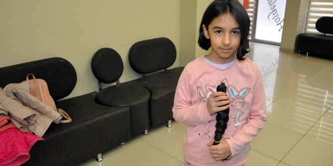 9 Yaşındaki Kız Saçlarını Kanser Hastalarına Bağışladı