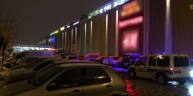 Avm’de Pankart Açan 3 Genç Gözaltına Alındı