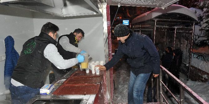 Karda İşe Giden İstanbullulara Sıcak Çorba Servisi