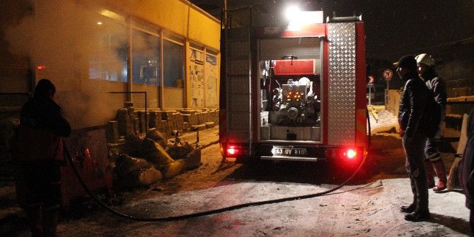 Belediye Yanında Yanan Çöp Konteyneri Söndürüldü