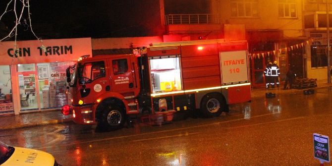 İş Yerinde Çıkan Yangın Paniğe Neden Oldu