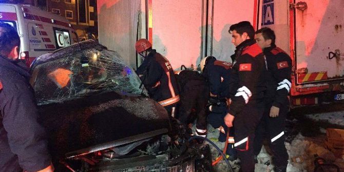 Buzlanan Yolda Kayan Araç, Kamyona Çarptı