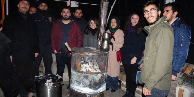 Üniversite Öğrencilerinden Polise Sıcak Çorba İkram