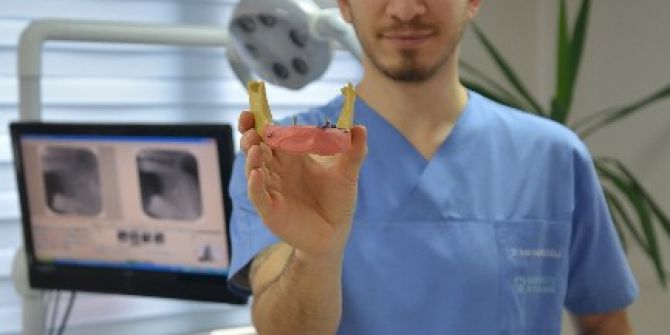 Çene Kemiği Yerine Kalça, Kaburga Ve Sığırdan Donör