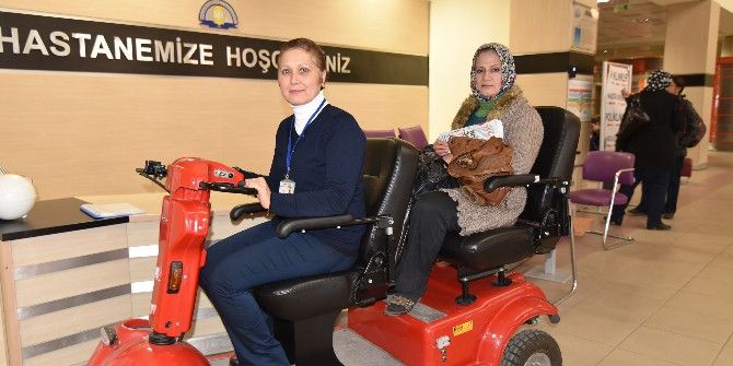 Erdemli Devlet Hastanesi’nde Hastalara Akülü Araçlarla Hizmet