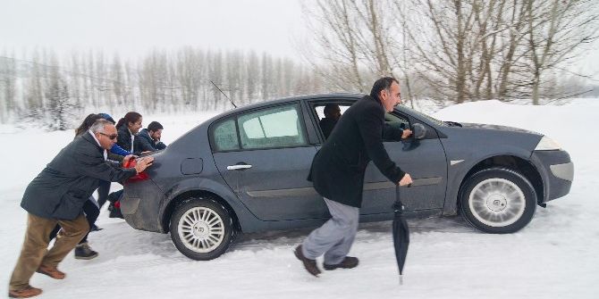 Ovacık’ta Yollar Buz Pistine Döndü